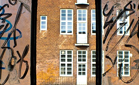 Anti-graffiti window films
