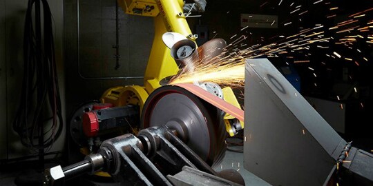 Robot grinding a boat prpoeller on an abrasive belt