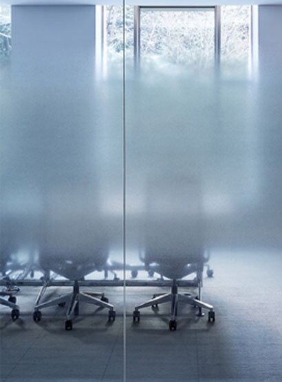 The 3M™ FASARA™ Cloud Narrow glass finishes pattern’s narrow center gradation creates privacy and lets in light.
