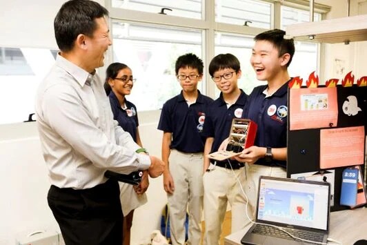 Students presenting their solutions at the SST-3M InnoScience Challenge
