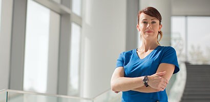 Nurse using Cavilon Advanced Skin Protectant
