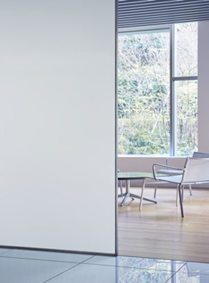 The 3M™ FASARA™ Milky Milky glass finishes pattern creates a private glass partition while letting in natural light.
