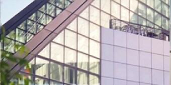A close-up of a building's window using 3M™ Sun Control Window Films.
