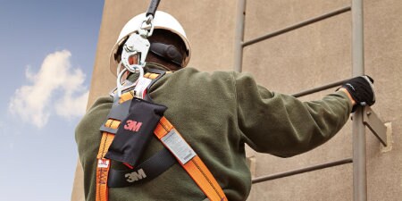 worker wearing 3M fall protection equipment

