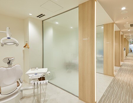 dentist’s office featuring 3M glass and surface finishes
